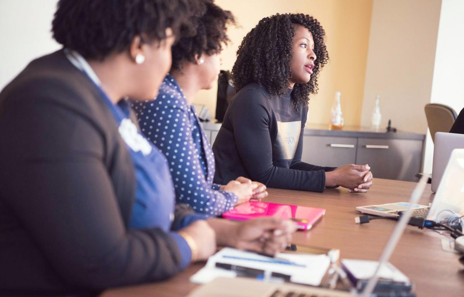 Proces analizy wydatków domowych na laptopie